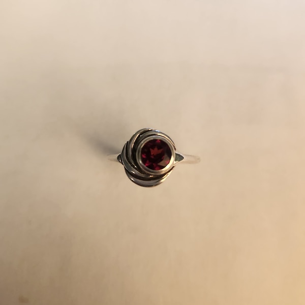 Sterling zilveren asymmetrische spiraal granaat Solitaire ring, januari geboortesteen