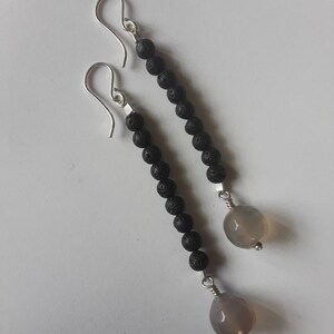 Långa örhängen med lavasten och agatpärlor