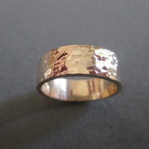 Alianza de boda para hombre martillada en oro de 14 quilates