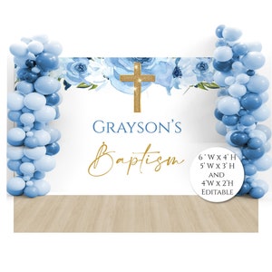 Op de afbeelding: Blauw-witte bloemenachtergrond met een gouden kruis en de tekst "GRAYSON'S Baptism". De achtergrond is verkrijgbaar in drie maten: 1,8 meter breed en 1,2 meter hoog, 1,5 meter breed en 0,9 meter hoog en 1,2 meter breed en 0,6 meter hoog. De achtergrond is bewerkbaar.