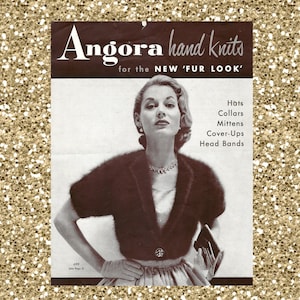 Könnte beinhalten: Eine Schwarzweiß-Vintage-Werbung für handgestrickte Angora-Strickwaren. Die Anzeige zeigt eine Frau, die einen braunen Angora-Pullover und eine Perlenkette trägt. Der Text lautet "Angora hand knits for the NEW 'FUR LOOK'" und listet Artikel wie Hüte, Kragen, Fäustlinge, Überwürfe und Stirnbänder auf.