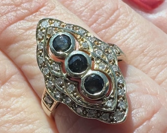 Anillo vintage de marquesa con zafiros negros (u ónix) y detalles de diamantes