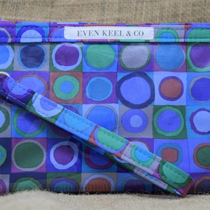 Wristlet del teléfono - Tiddlywinks - Se adapta a todos los modelos de iPhone y la mayoría de android con una carcasa de bajo perfil.