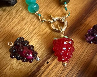 Dije de frambuesa, dije de vidrio, dije de vidrio soplado a mano, dije hecho a mano, dije para collar, dije para pulsera, joyería para picnic, joyería de frutas de verano
