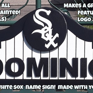 Op de afbeelding: Een zwart-wit Chicago White Sox naambord met de naam "DOMINIC" in vetgedrukte, 3D-letters. Het bord heeft het teamlogo en is met de hand geschilderd. Tekst op het bord luidt "MAAKT EEN GEWELDIG CADEAU!" en "GEMAAKT MET UW NAAM!"