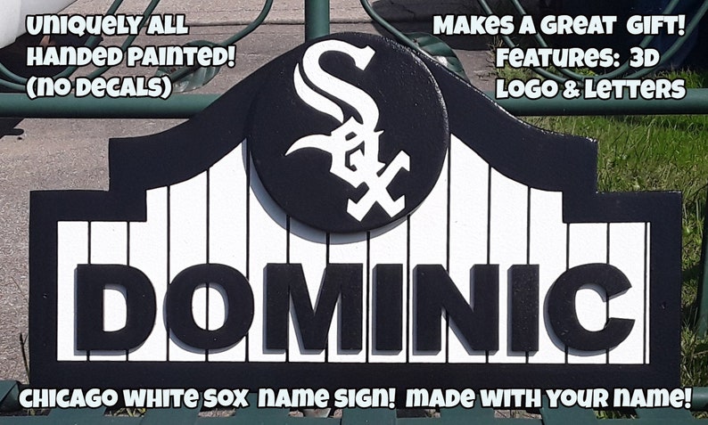 Op de afbeelding: Een zwart-wit Chicago White Sox naambord met de naam "DOMINIC" in vetgedrukte, 3D-letters. Het bord heeft het teamlogo en is met de hand geschilderd. Tekst op het bord luidt "MAAKT EEN GEWELDIG CADEAU!" en "GEMAAKT MET UW NAAM!"