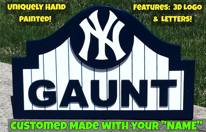 Pu&ograve; includere: Un cartello in legno personalizzato con un logo 3D dei New York Yankees e il nome "GAUNT" in lettere 3D. Il cartello &egrave; dipinto in blu navy e bianco, con uno sfondo bianco e strisce blu navy. Il cartello &egrave; fatto su ordinazione con il tuo nome.