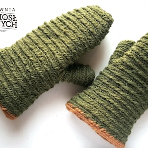 Könnte beinhalten: Ein Paar grüne Strickhandschuhe mit braunem Besatz. Die Handschuhe sind mit einem strukturierten Stichmuster gearbeitet.