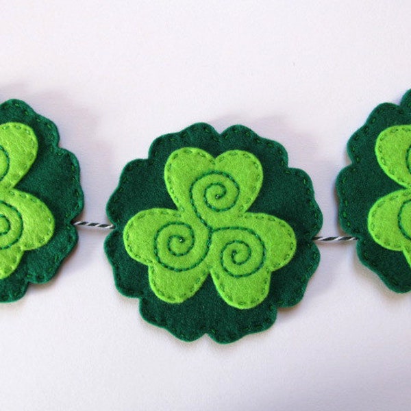 Shamrock celtique, trèfle vert trèfle, trèfles en feutre vert émeraude sur des formes florales vert foncé attachés avec une ficelle blanche de Baker.