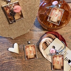 Primitive Valentine Girl - Fadenhalter – Schere Anhänger – Needleminder – Zipper Pull – Halskette