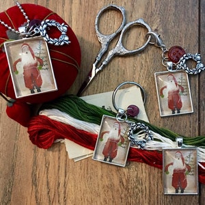 Weihnachtsmann mit Schaf - Fadenhalter - Scherenanhänger - Needleminder - Zipper Pull - Halskette