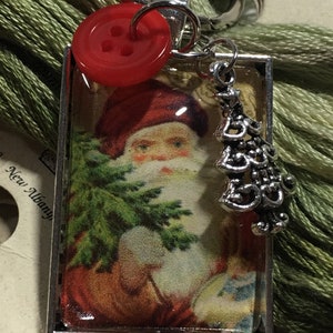 Santa #9 Twelve Days of Santa Serie - Fadenhalter - Scherenanhänger - Needleminder - Zipper Pull - Halskette