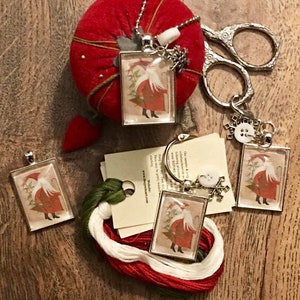 Weihnachtsmann mit Baum und Gehstock – Fadenschalter – Scherenanhänger – Nadelhalter – Zipper-Pull – Halskette