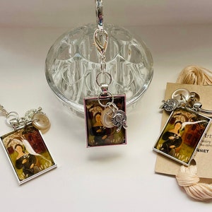 Primitive Volkskunst Frau mit Tulpen Faden Kette - Schere Anhänger - Needleminder - Zipper Pull - Halskette