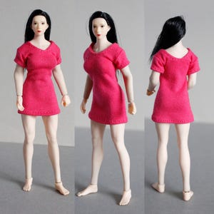 K&ouml;nnte beinhalten: Ein kurz&auml;rmliges rosa Kleid mit Rundhalsausschnitt. Das Kleid ist aus weichem, dehnbarem Stoff und hat eine lockere, l&auml;ssige Passform.