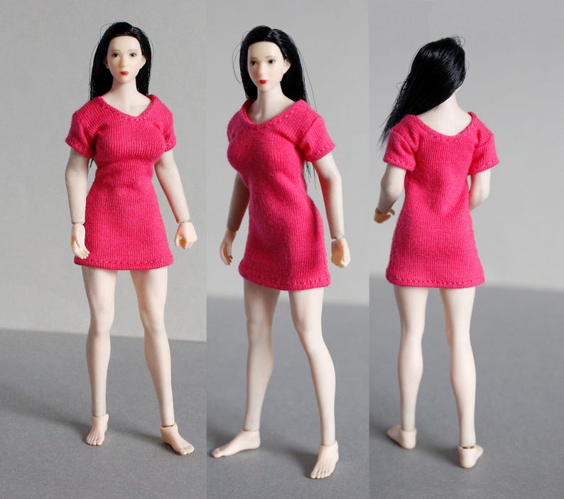 K&ouml;nnte beinhalten: Ein kurz&auml;rmliges rosa Kleid mit Rundhalsausschnitt. Das Kleid ist aus weichem, dehnbarem Stoff und hat eine lockere, l&auml;ssige Passform.