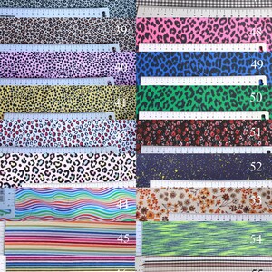 K&ouml;nnte beinhalten: Eine Sammlung von 10 Stoffmustern mit verschiedenen Mustern, darunter Leopardenmuster, Blumen, Streifen und Gingham. Die Muster sind von 38 bis 55 nummeriert.