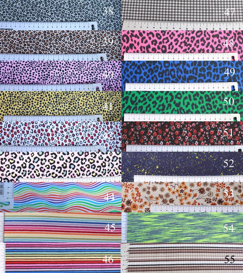 K&ouml;nnte beinhalten: Eine Sammlung von 10 Stoffmustern mit verschiedenen Mustern, darunter Leopardenmuster, Blumen, Streifen und Gingham. Die Muster sind von 38 bis 55 nummeriert.