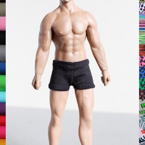 Puede incluir: Una figura de acci&oacute;n masculina musculosa con pantalones cortos negros. La figura tiene un cuerpo esculpido, detallado y una cara realista.