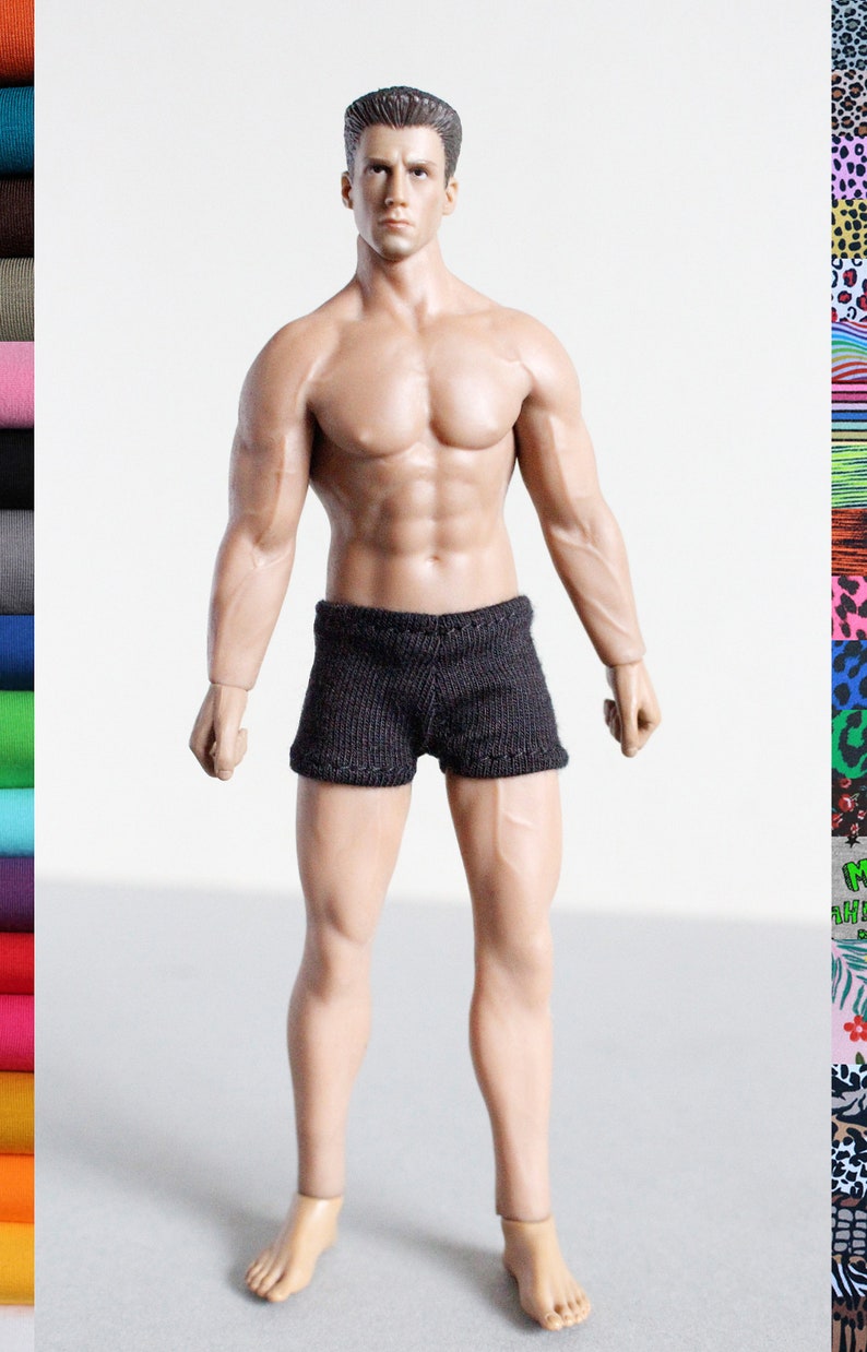 Puede incluir: Una figura de acci&oacute;n masculina musculosa con pantalones cortos negros. La figura tiene un cuerpo esculpido, detallado y una cara realista.