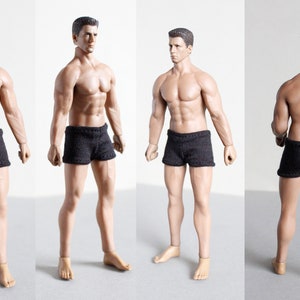 Puede incluir: Una figura de acci&oacute;n masculina musculosa con pantalones cortos negros. La figura est&aacute; representada en cuatro posiciones diferentes, mostrando las vistas frontal, lateral y posterior.