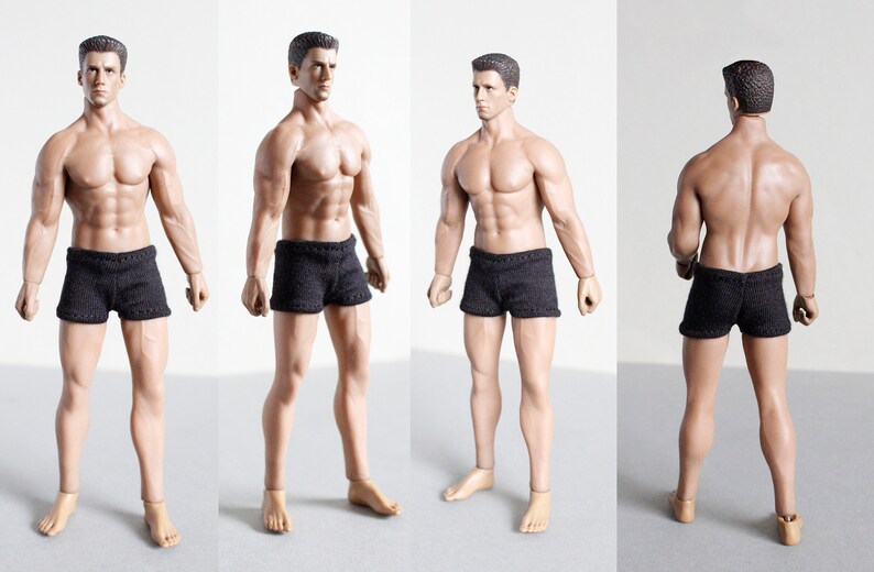 Puede incluir: Una figura de acci&oacute;n masculina musculosa con pantalones cortos negros. La figura est&aacute; representada en cuatro posiciones diferentes, mostrando las vistas frontal, lateral y posterior.