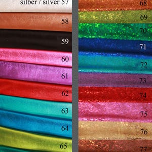 K&ouml;nnte beinhalten: Eine Farbmusterkarte mit 12 verschiedenen Stofffarben. Die Farben sind Gold, Wei&szlig;, Braun, Schwarz, Rosa, Lila, Rot, T&uuml;rkis, Blau, Gr&uuml;n, Gelb und T&uuml;rkis. Der Stoff hat eine schimmernde Oberfl&auml;che. Die Zahlen 56 bis 66 sind auf der linken Seite der Karte gedruckt, und die Zahlen 67 bis 78 sind auf der rechten Seite der Karte gedruckt. Der Text "silber / silver" ist auf der Karte gedruckt.