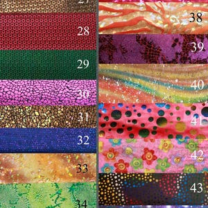 K&ouml;nnte beinhalten: Eine Sammlung von 20 verschiedenen schillernden Stoffen mit den Nummern 25 bis 45. Die Stoffe sind alle in verschiedenen Farben und Mustern, darunter rosa, gr&uuml;n, rot, lila, blau und gold.