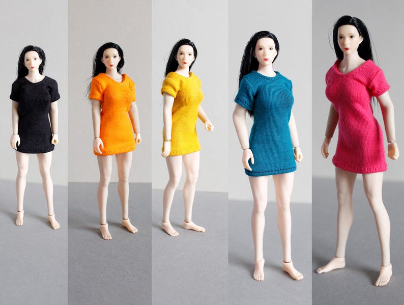 K&ouml;nnte beinhalten: F&uuml;nf 1/6-Ma&szlig;stab-Modepuppen, die verschiedene farbige, kurz&auml;rmelige Kleider tragen. Die Kleider sind schwarz, orange, gelb, t&uuml;rkis und rosa.
