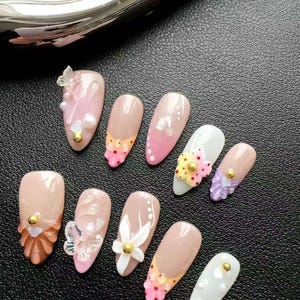 Ongles à presser fleurs et papillons 3D tropicaux – Ongles floraux en acrylique glamour estival – Faux ongles courts en amande – Nail art personnalisé fait main