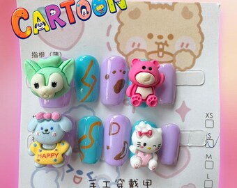 Può includere: Un set di dieci unghie finte con simpatici personaggi dei cartoni animati su ogni unghia. I personaggi includono un gatto verde, un orso rosa, un cane blu e un gatto bianco. Le unghie sono dipinte in vari colori, tra cui blu, viola e bianco. Le unghie sono etichettate con le dimensioni XS, S, M e L. Il testo "手工 寄 载 中" è scritto nella parte inferiore della carta.