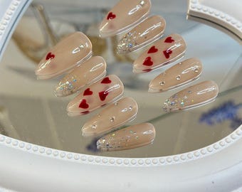 Handgemaakte valentijnsnagelpers: gelnagelset met hartstrass