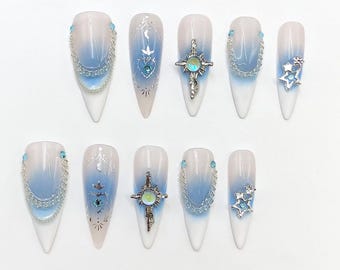 Uñas postizas 3D con diseño de aguja pintadas a mano: punta francesa ombré azul cielo