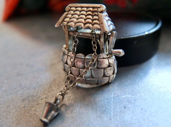 Wishing well and bucket brooch, silver pot metal … - image 3
