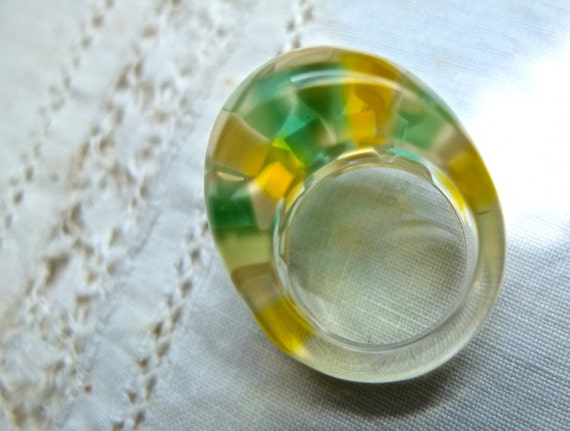 Lucite ring / 1960s ring / boho jewellery / lucite