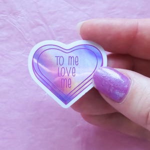 To Me Love Me holografische sticker - inspirerende, motiverende glanzende hartsticker