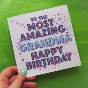Tarjeta de felicitación de feliz cumpleaños a la abuela más increíble - Deseos de cumpleaños