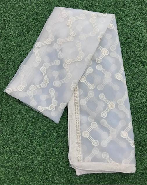 オフホワイトの刺繍チュールストール：スパンコールのブライダルベール