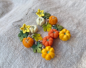Pendientes de calabaza hechos a mano - Arcilla polimérica - Pendientes colgantes únicos de otoño - Largos, con opción de cierre de clip/Plata de ley