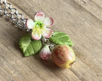 Collar con colgante de flor de manzano, hecho a mano con arcilla polimérica.