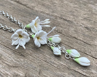 Freesie Anhänger, weiß, Blume, handgemacht, Polymer Clay
