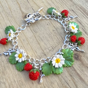 Bracciale Margherita e Fragolina di Campo con ciondoli fatati - fatto a mano - collana estiva, argilla polimerica
