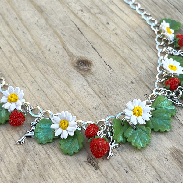 Collier marguerite et fraise sauvage avec breloques féeriques - fait main - collier d'été, argile polymère