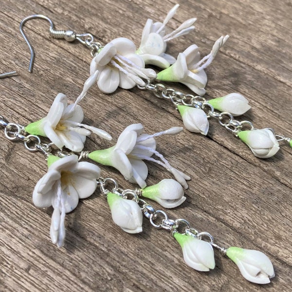 Pendientes de fresia, blancos, flor, plata de ley, hechos a mano, con cierre de clip disponible.