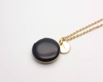 Collier porte photo personnalisé petit pendentif médaillon rond émail noir et laiton plaqué or 14k et chaînette dorée avec initiale