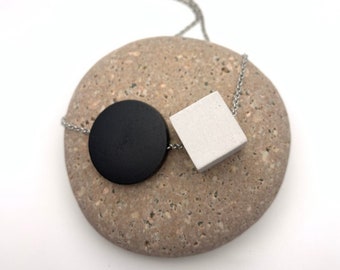 Collier bois rond & cube béton géométrique avec chaînette en acier inoxydable argenté