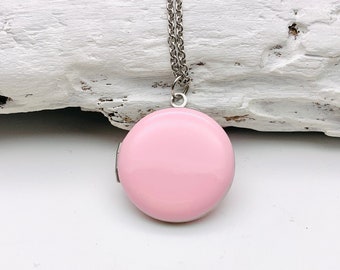 Collier porte photo rond rose en acier inoxydable argenté et émail pastel avec longue chaînette