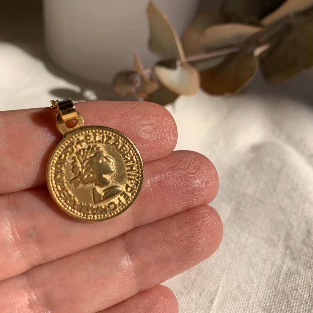 ゴールドコインネックレス、ラウンドメダリオンチャーム、ゴールドメッキカラーステンレススチール - Etsy 日本