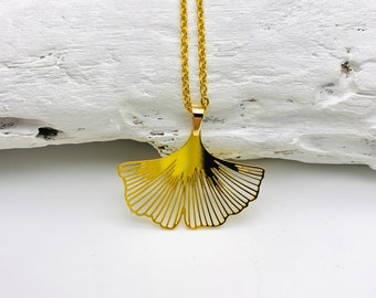 Collier Feuille Ginkgo plaqué or 24k sur laiton et chaînette en acier inoxydable plaqué 18k