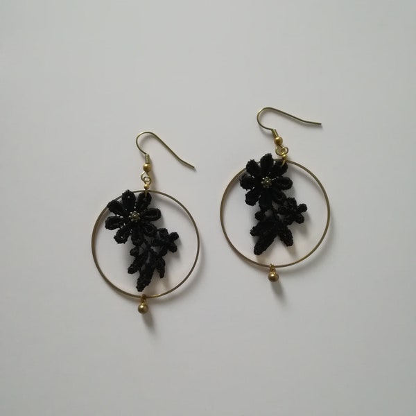 Boucles d'oreilles noires en dentelle et laiton brut, MANUELA, Boucles d'oreilles florales, Création, Cadeau pour elle